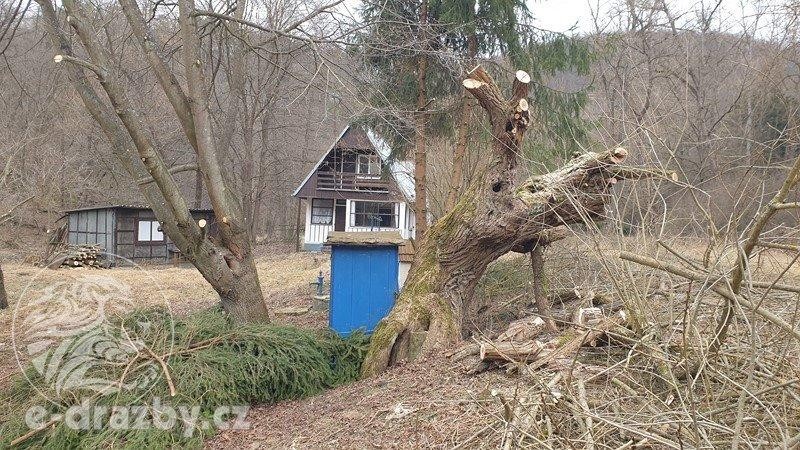 Chata přímo u řeky s velkým pozemkem 3.509 m2 v obci Bratřínov u Mníšku po Brdy