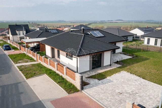 Bungalov 4+kk (zast.pl. 151 m2), pozemek 742 m2 - Tuřany (okr. Kladno)